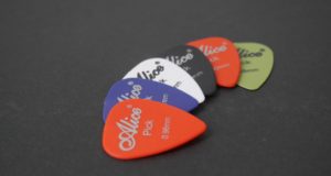 8 Acessórios Úteis para Estudar Violão e Guitarra Conheça 8 acessórios úteis para tocar violão e guitarra,