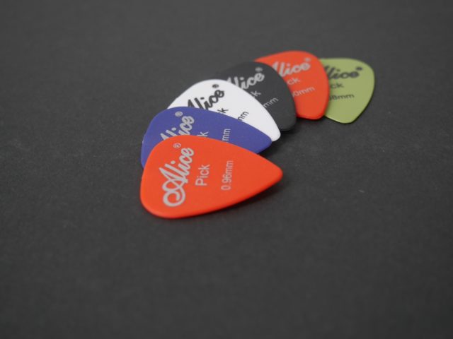 8 Acessórios Úteis para Estudar Violão e Guitarra Conheça 8 acessórios úteis para tocar violão e guitarra,
