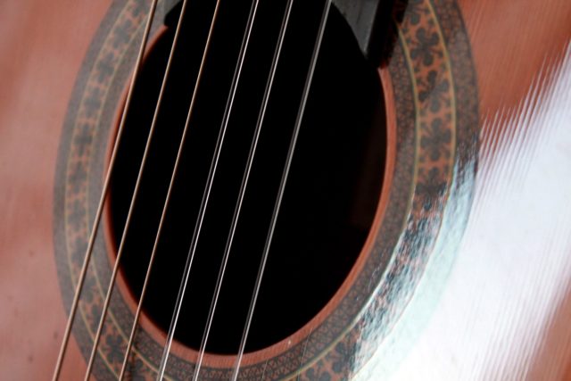Violão: Cordas de Aço ou Nylon? Conheça as diferenças entre o violão com cordas de aço e o com cordas de nylon.