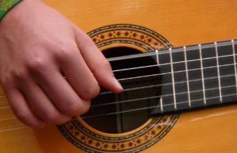 Como tocar violão | Aula ZERO Conheça o principal para começar a tocar violão de uma vez por todas!