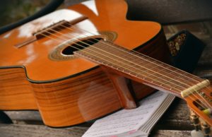 Aprenda a tirar música de ouvido: sonoridades maior e menor Aprenda a diferenciar as sonoridades maior e menor ao tocar música de ouvido.