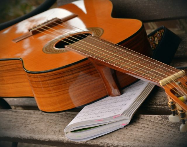 Aprenda a tirar música de ouvido: sonoridades maior e menor Aprenda a diferenciar as sonoridades maior e menor ao tocar música de ouvido.