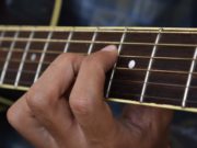 Quando trocar as cordas do seu violão? Descubra qual o momento certo de trocar as cordas do violão e confira dicas de como aumentar a durabilidade delas.