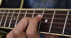 Quando trocar as cordas do seu violão? Descubra qual o momento certo de trocar as cordas do violão e confira dicas de como aumentar a durabilidade delas.