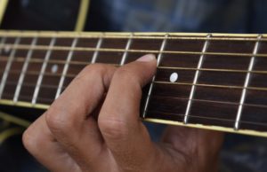 Quando trocar as cordas do seu violão? Descubra qual o momento certo de trocar as cordas do violão e confira dicas de como aumentar a durabilidade delas.