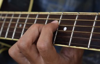 Quando trocar as cordas do seu violão? Descubra qual o momento certo de trocar as cordas do violão e confira dicas de como aumentar a durabilidade delas.