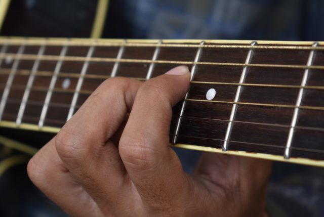 Descubra qual o momento certo de trocar as cordas do violão e confira dicas de como aumentar a durabilidade delas.